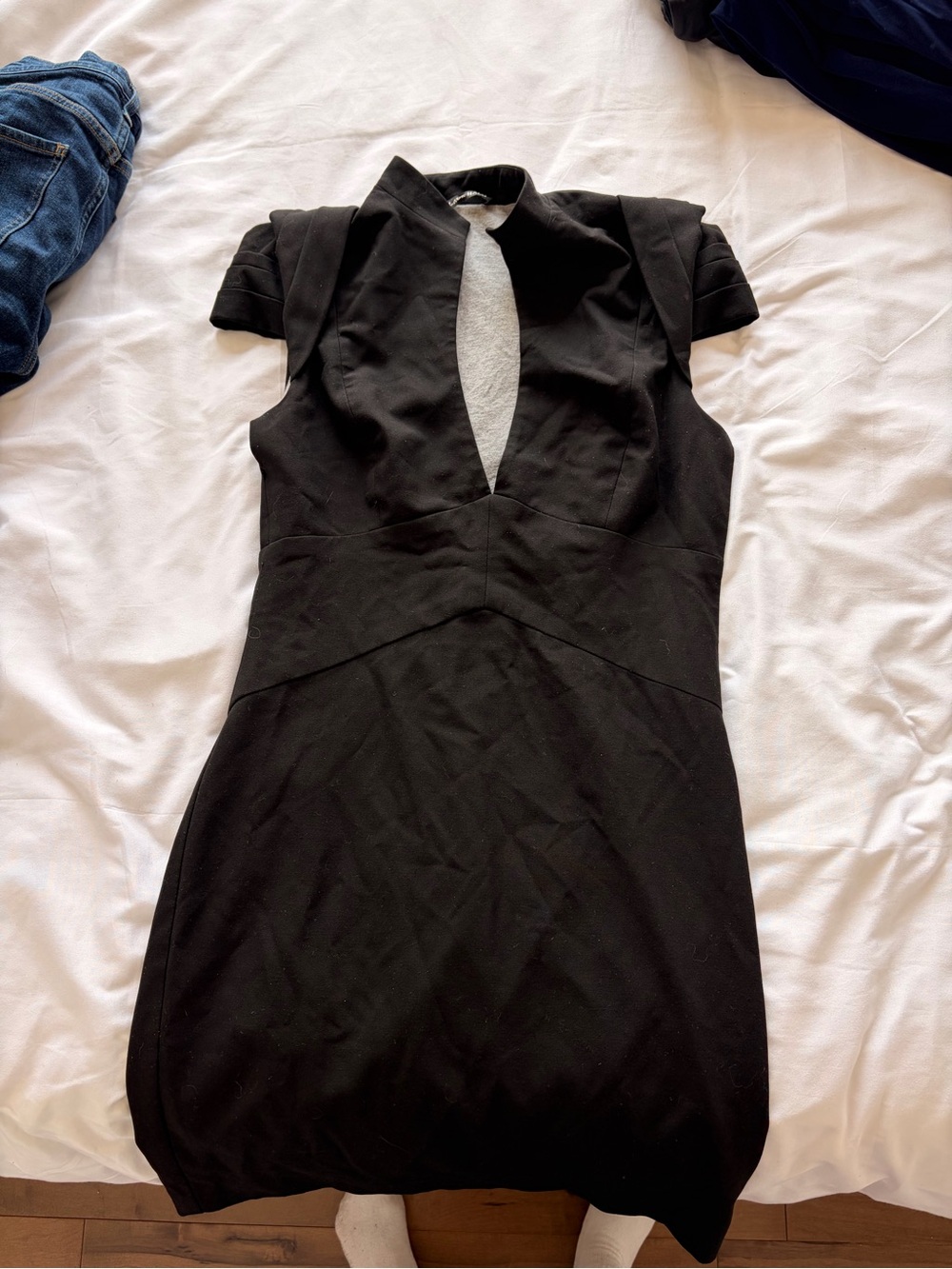 Black Halo Black deep v Cap-Sleeve Mini Dress
